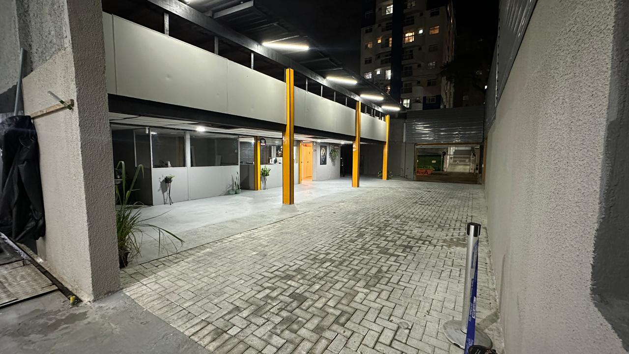 Acesso interno e estacionamento